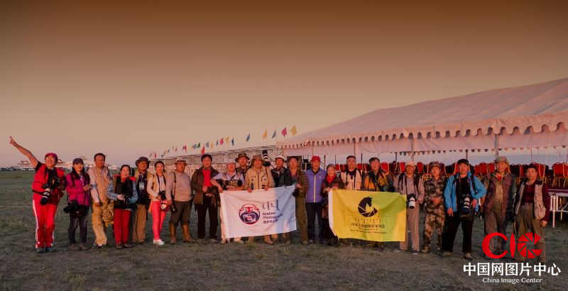 内蒙古旅游摄影家协会及内蒙古赴阿巴嘎黑马节釆风的摄影家在赛场合影。