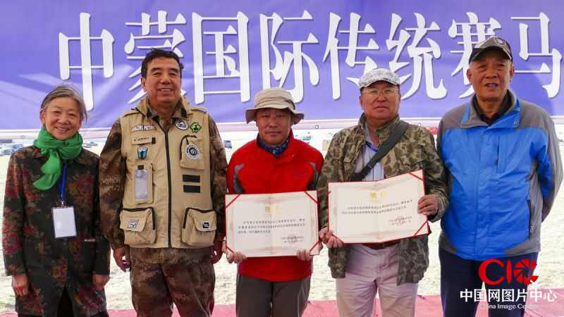 额博、贺福元为和平、呼努苏图颁发内蒙古旅游摄影家协会聘书。