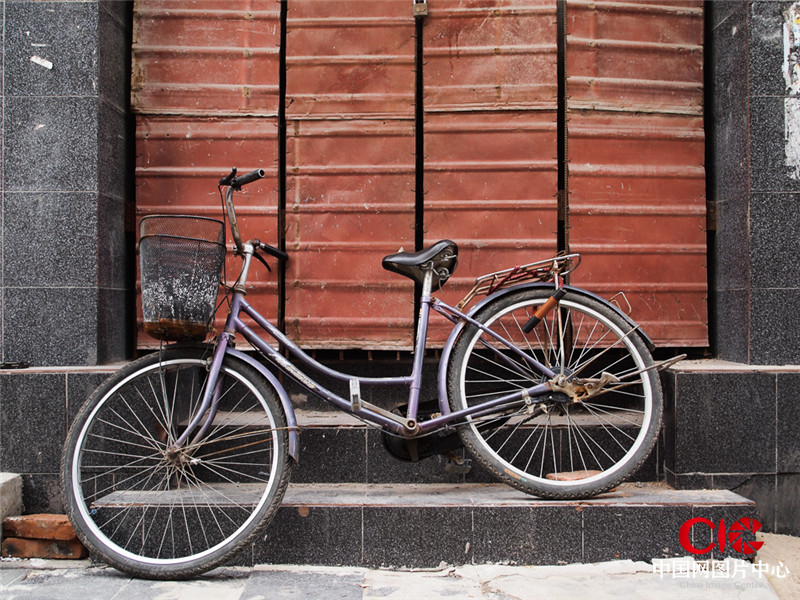 我拍摄了这些荒弃在胡同里的自行车，拍摄过程中，我的某段记忆不断被激活。而更多的人行色匆匆，已经无暇回忆了。摄影：汪力迪