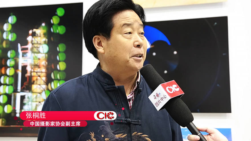 中國攝影家協會副主席張桐勝接受中國網圖片中心的採訪