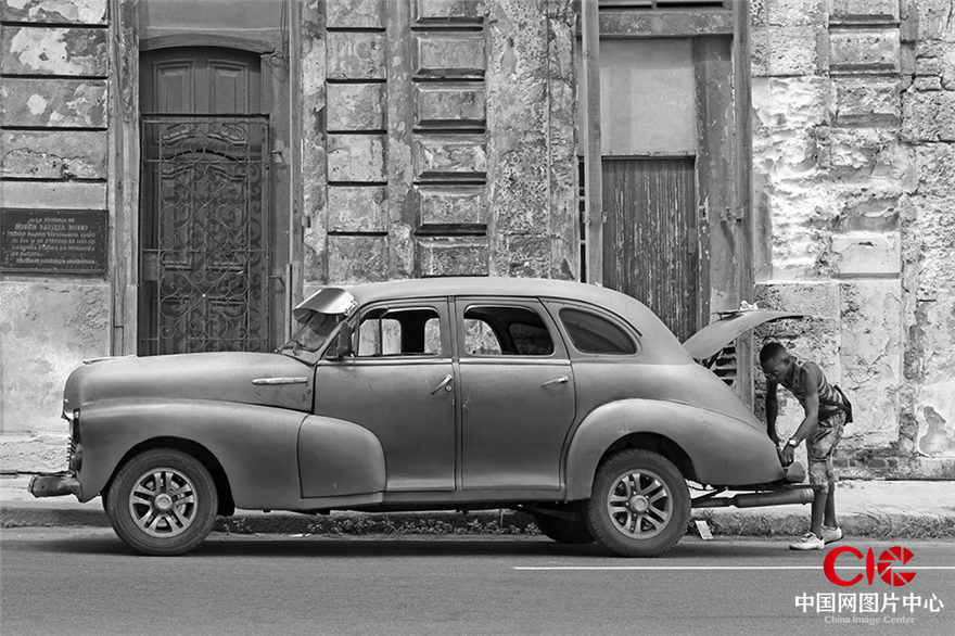 《岁月》/摄于古巴 一种自然的亲近感使我不在觉得物质的重要，儿童时代我们曾经快乐过。