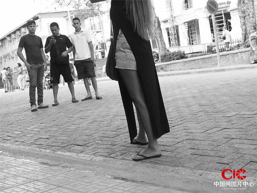 《时尚》/摄于古巴哈瓦那 年轻人追逐时尚也是哈瓦那的特征。当手机开始普遍使用时，他们随处留下美的影像。