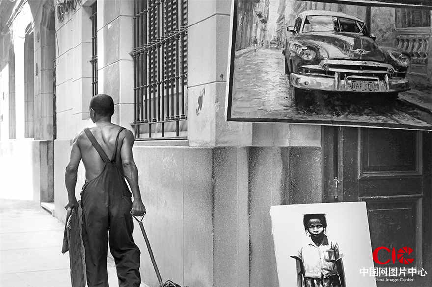 《现实》/摄于古巴 古巴人做事认真，不论是工人、餐馆服务员还是艺术家，跟他们的交流中我体会到一种民族精神﹣执着和韧性。