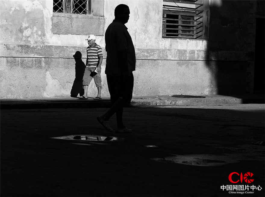 《不同世界》/摄于古巴 当阳光洒进每一条小巷时，人们开始出门忙碌，一切都显得不慌不忙。我喜欢这样的生活节奏，一边工作，一边享受阳光。哈瓦那便是理想之处。