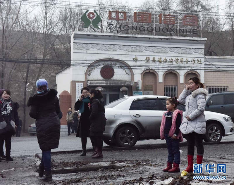 12月8日，在呼图壁县雀尔沟镇，当地居民走上街头躲避余震。