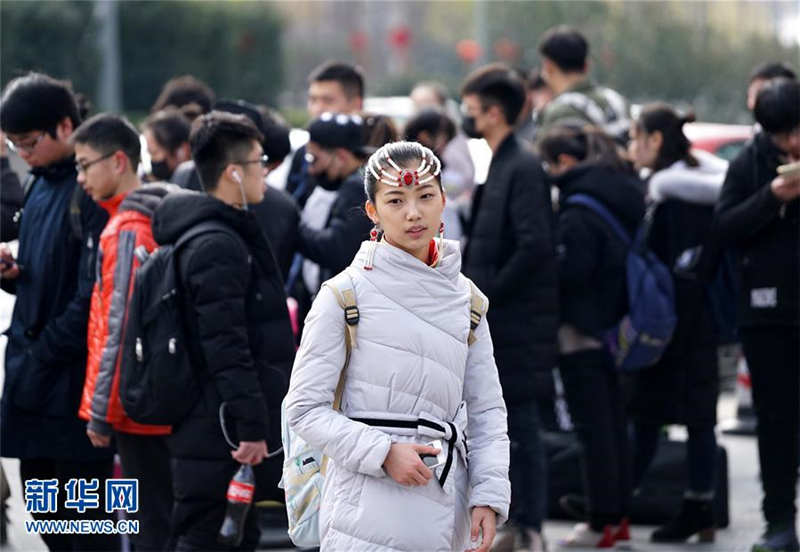 1月15日，考生聚集在南京艺术学院门前。