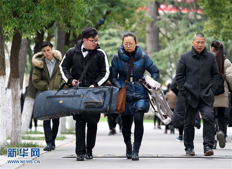 1月15日，考生和家长走在南京艺术学院校园。