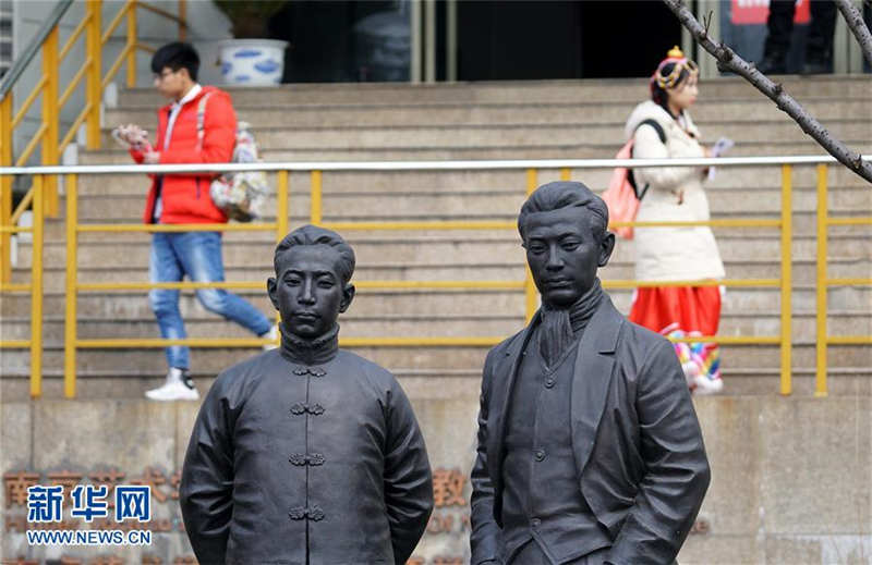 1月15日，两名考生走出南京艺术学院戏剧影视文学专业考场。
