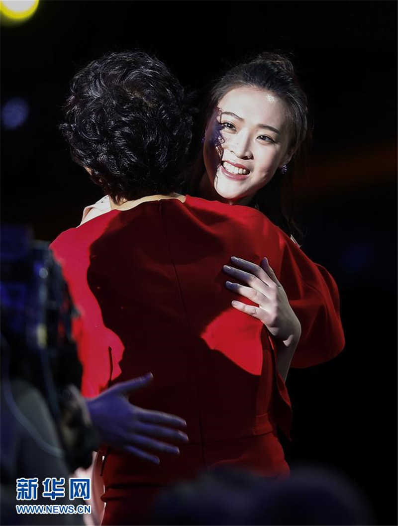 1月15日，中国女排队员惠若琪（右）与主教练郎平拥抱。 新华社记者王丽莉摄