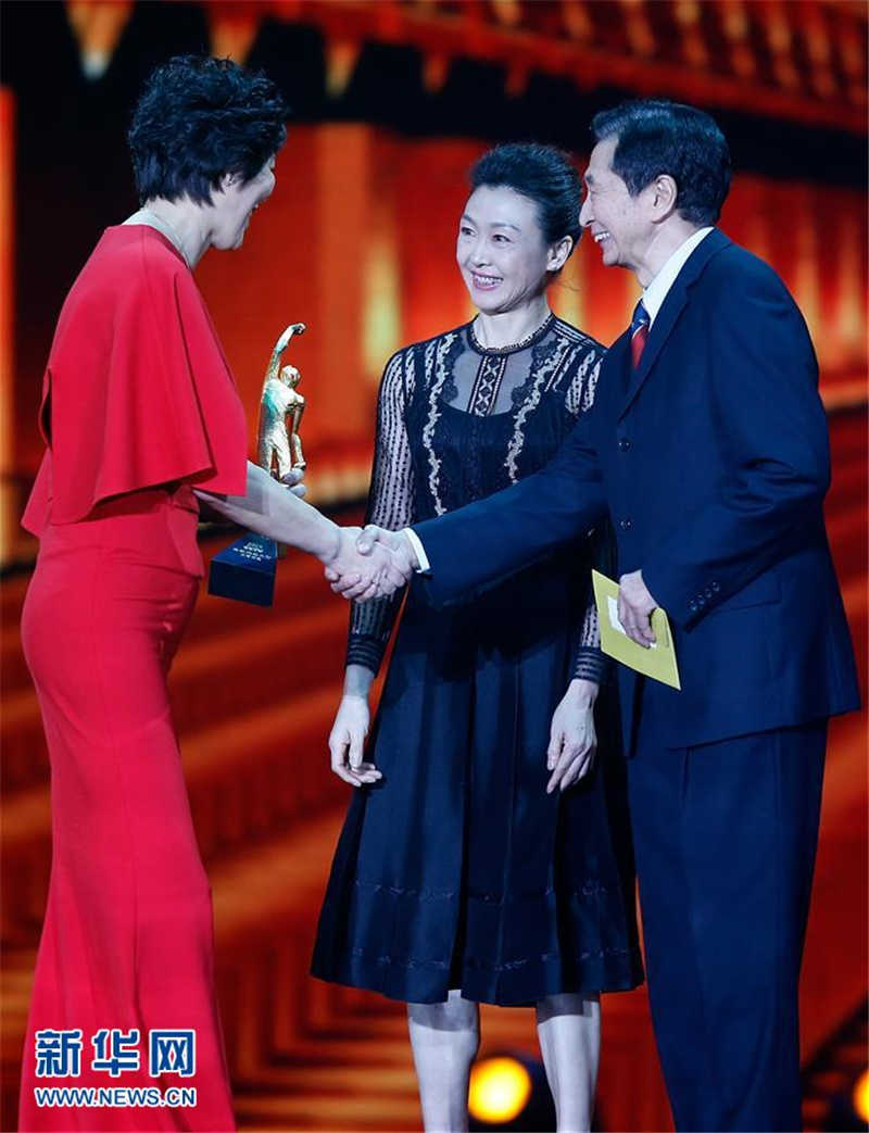 1月15日，郎平（左）接受李玲蔚（中）和宋世雄的颁奖。 新华社记者王丽莉摄