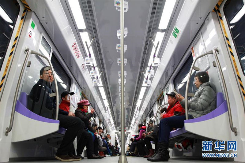 1月18日，市民乘坐南京地铁4号线。 新华社发（刘建华 摄）