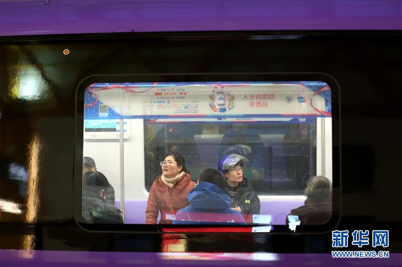 1月18日，市民乘坐南京地铁4号线。新华社发（王新 摄）