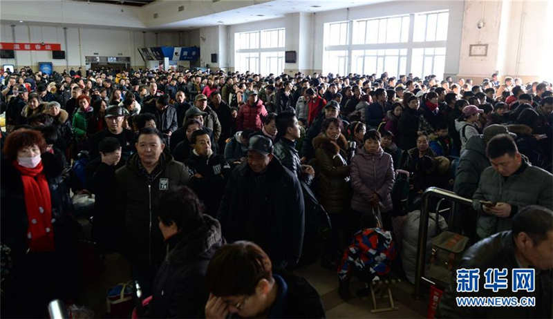 2月2日，旅客在哈尔滨火车站候车。当日是大年初六，哈尔滨火车站迎来春节假期返程客流高峰，全天预计发送旅客7万人次左右。 新华社记者 王凯 摄