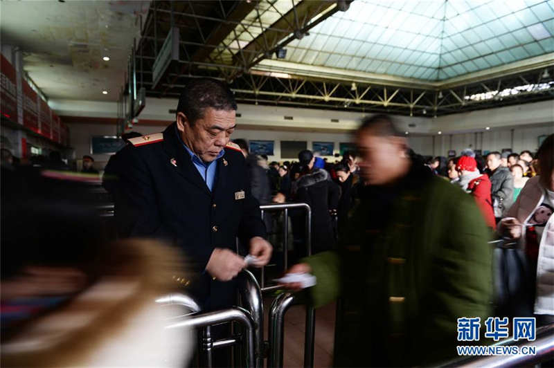 2月2日，哈尔滨火车站的工作人员在检票。当日是大年初六，哈尔滨火车站迎来春节假期返程客流高峰，全天预计发送旅客7万人次左右。 新华社记者 王凯 摄