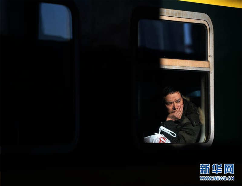2月2日，一位旅客在哈尔滨火车站登车后等候发车。当日是大年初六，哈尔滨火车站迎来春节假期返程客流高峰，全天预计发送旅客7万人次左右。 新华社记者 王凯 摄
