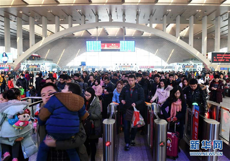 2月2日，旅客在石家庄火车站检票进站。当日是春节假期的最后一天，石家庄火车站迎来返程客流高峰，预计全站当日将发送旅客10万人次以上。 新华社记者 牟宇 摄