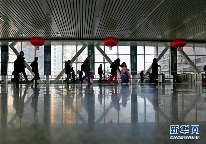 2月2日，旅客在沈阳北站准备乘车。当日是春节假期的最后一天，沈阳铁路局集中迎来返程客流高峰，全天预计发送旅客95万人次。沈阳铁路局2月2日共开行旅客列车345.5对，针对北京、上海、广州、成都等返程热门方向临时增开旅客列车25对。新华社发（龙雷 摄）