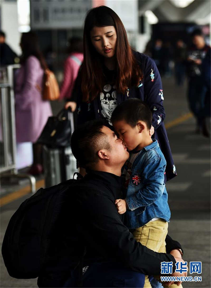 2月2日，在深圳北站，一名父亲与儿子亲吻告别。