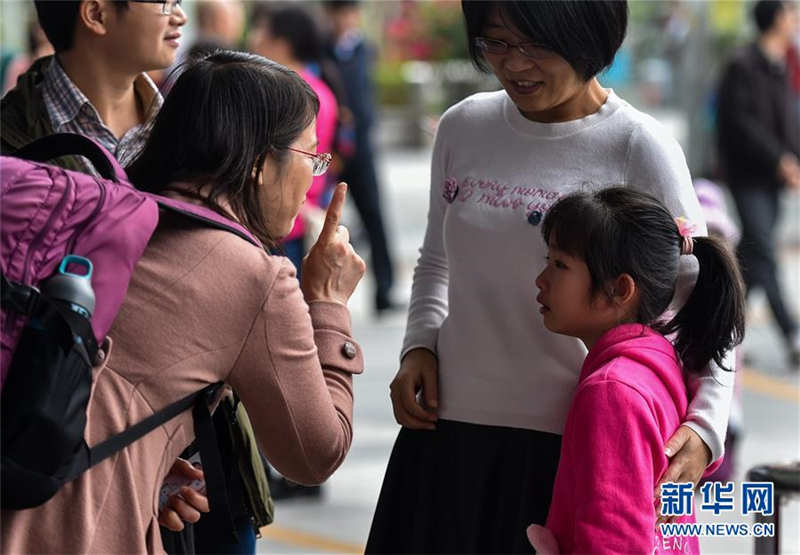 2月2日，在深圳北站，小芮芮与来深圳过春节的姑姑告别时留下泪水。
