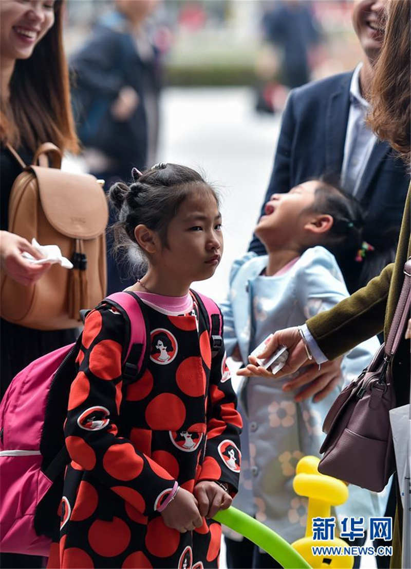 2月2日，在深圳北站，两名小女孩在分别时都伤心地哭了。
