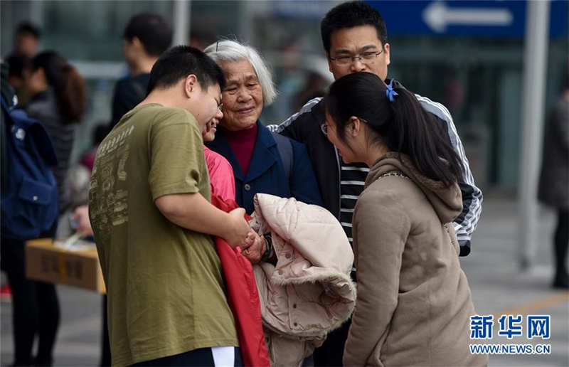 2月2日，在深圳北站，家人围在即将返回韶关老家的祖母身边。
