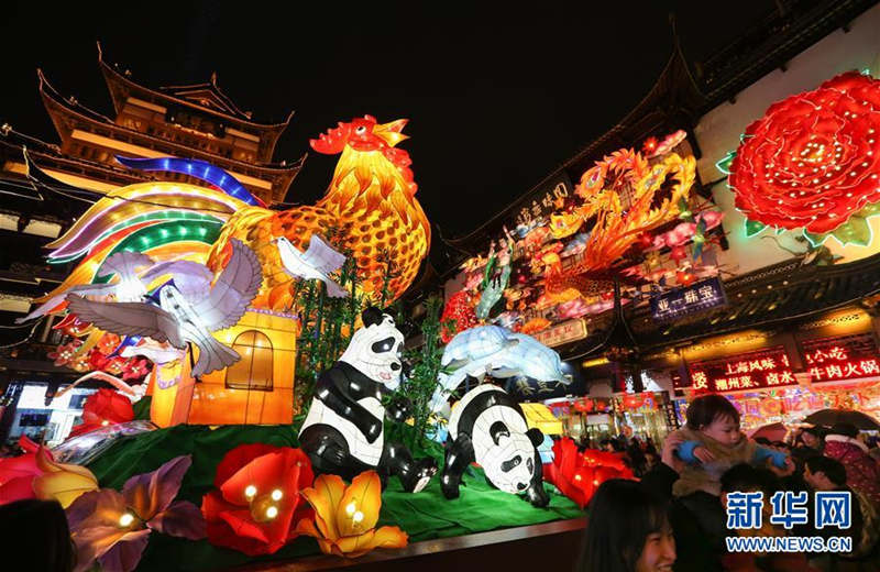 2月3日，市民和游客在上海豫园灯会赏灯。