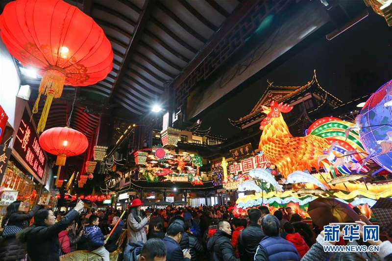 2月3日，市民和游客在上海豫园灯会上赏灯拍照。