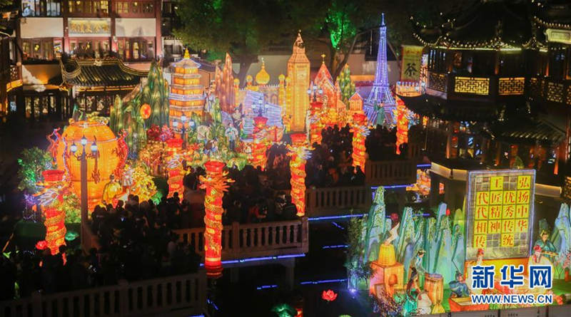 2月3日，彩灯装扮的上海豫园九曲桥上游客如织。