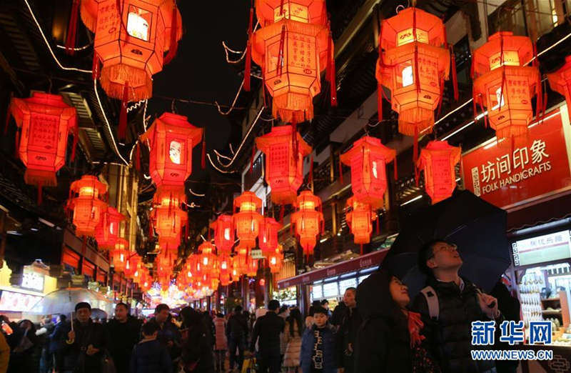2月3日，一对情侣在上海豫园灯会上猜灯谜。