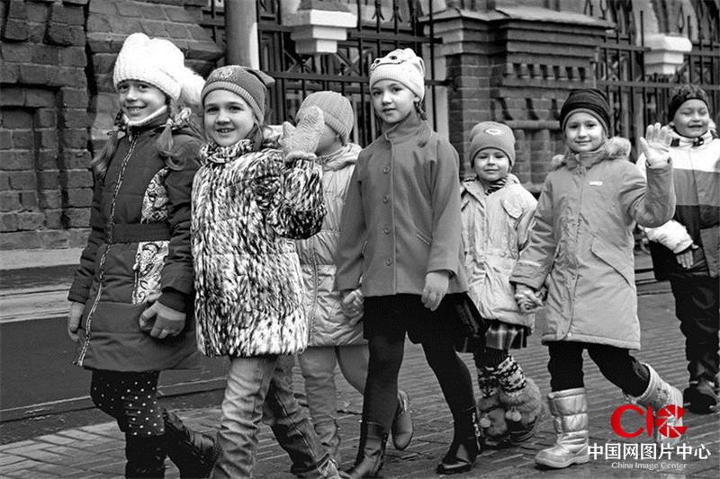 小学生们 摄于圣彼得堡街头  