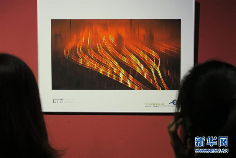 2月23日，人们在“2016全国铁路摄影艺术展”开幕式上观展。