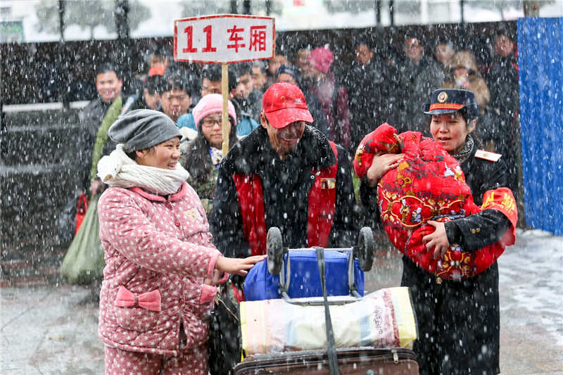 《雪中温情》郭永林 摄影