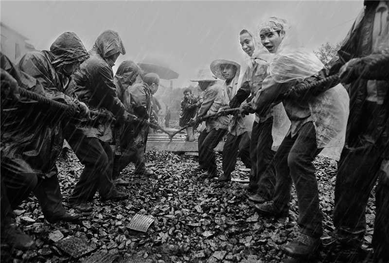 《风雨铁路人》 万文英 摄影