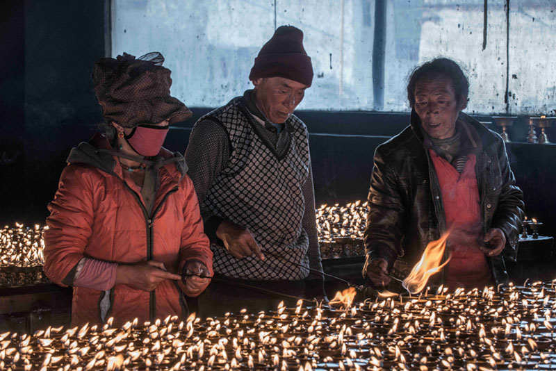 在寺院供养酥油灯的藏族佛教徒，他们认为酥油灯可以把黑暗与邪恶的东西驱除，使人们更加充满智慧，不在世间迷茫，对未来充满信心，很多“草民”会在采虫草前到寺院供养酥油灯，也会在采虫草的营地中供养酥油灯。