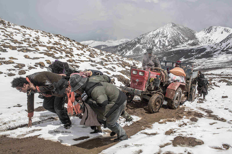 进入横断山脉腹地以后几乎没有什么像样的道路，这里海拔5000米以上，天气多变，气候恶劣，大雪阻碍了装满物资的拖拉机前行。人们只能把物资扔在山下，把拖拉机用人力拖过雪山垭口，再把物资一件件搬运过垭口。