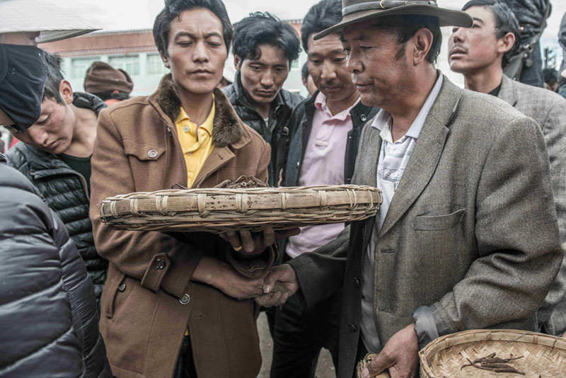 虫草交易时人们还保持着拉手问价、讨价还价的传统方式，虫草的交易价格是保密的，只有买卖双方知道。