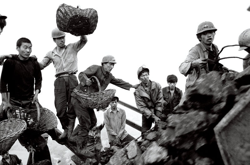 矸石山上捡煤人 1994 年2 月24 日 贺延光摄