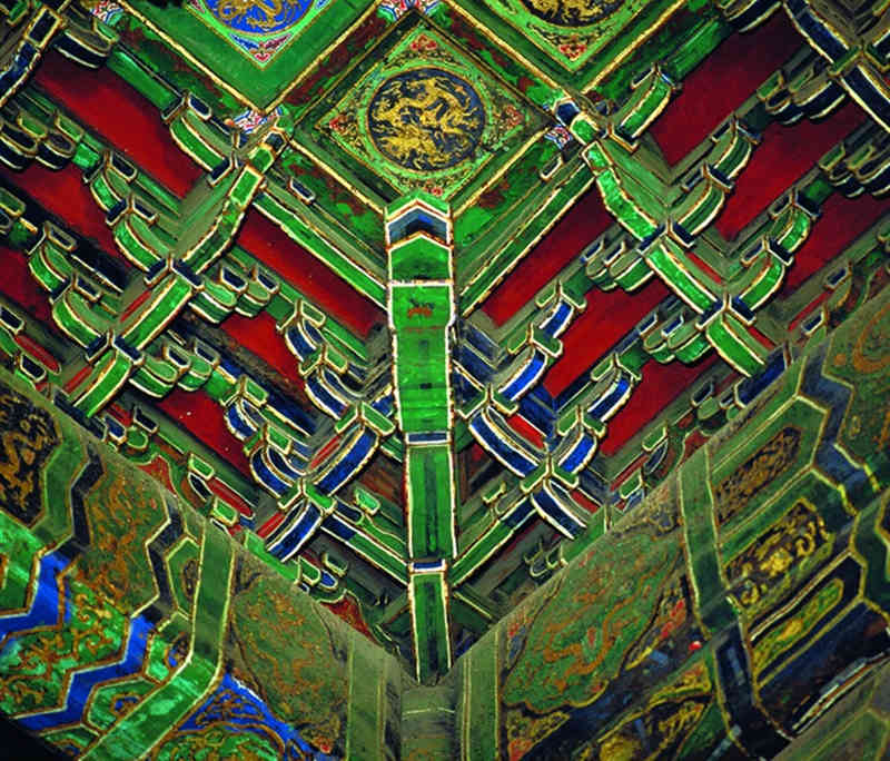 北京故宮的描金鬥拱。（圖/胡錘）  