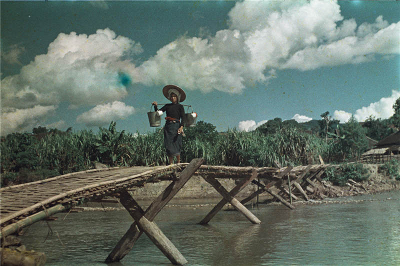 1973 云南西双版纳 木桥上的傣族妇女