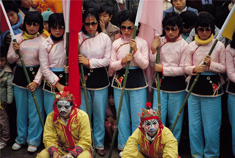 1984 广东普宁 英歌队 彩色 Puning, Guangdong A team performing Yingge(a kind of traditional dancing)(2)