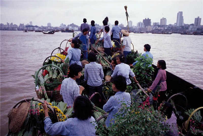 1985 广东珠海 珠海花农每天清晨都乘船去澳门卖花 彩色