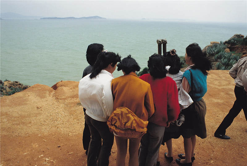 1990 福建厦门 鼓浪屿上，游客用军用望远镜看台湾的小金门岛