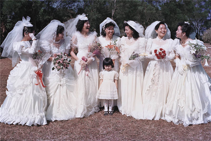 1990 香港 结伴在户外补拍婚纱照