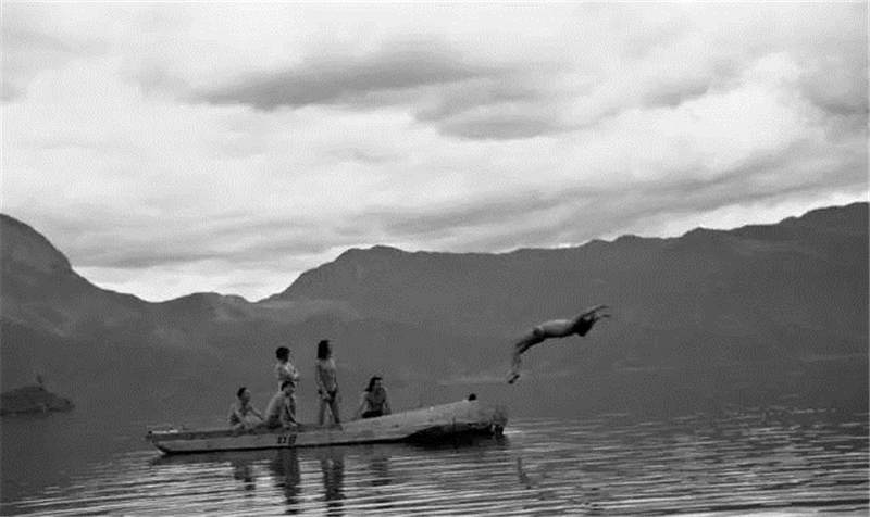 1993年，云南泸沽湖，王勇、陈劲等人在船上。