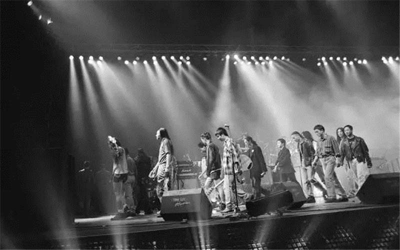 1994年12月，香港红磡演唱会，演出结束后，张楚、何勇、窦唯及唐朝乐队等演出者集体致谢后离场。
