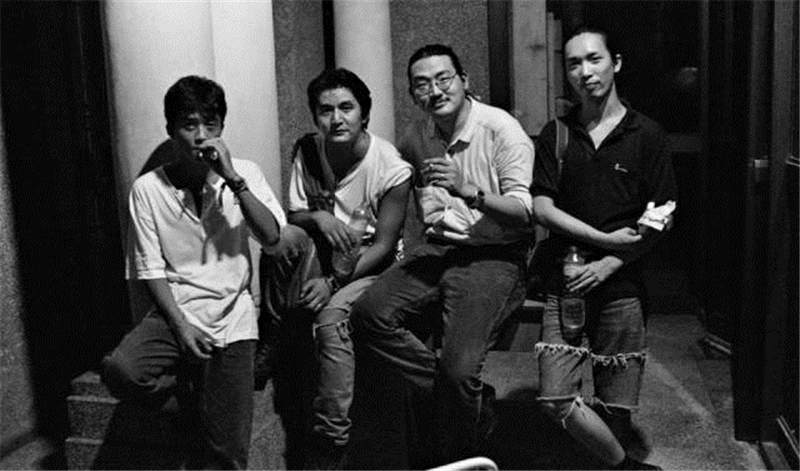 1994年，儿艺门口，张楚、郭大伟、张培仁和张有待（左起）。