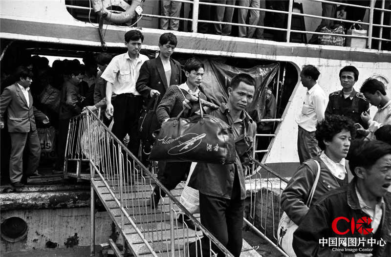 1988年，乘船进海南岛的闯海人。  