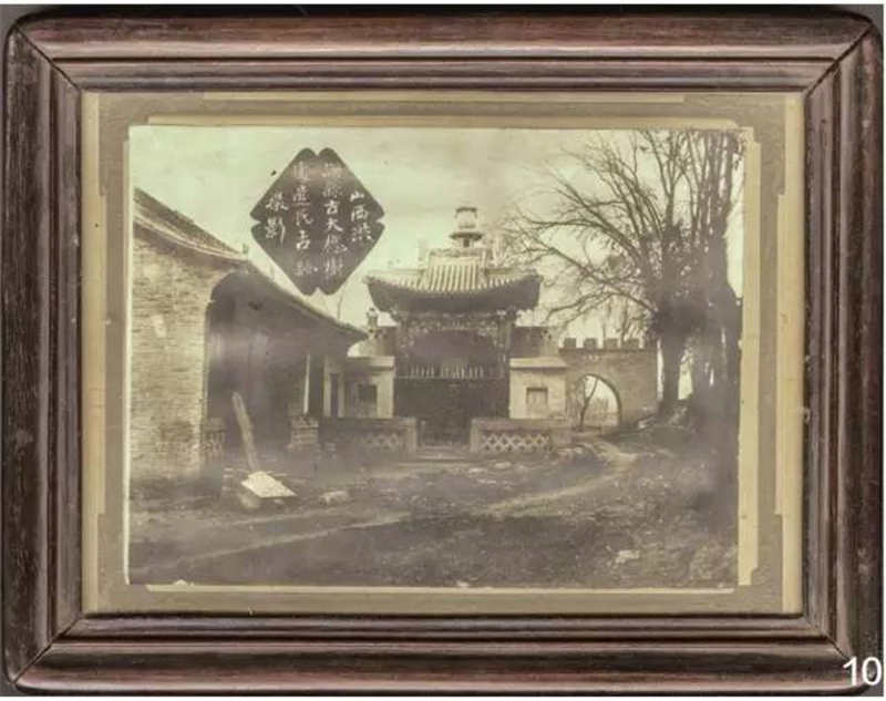 山西洪洞县大槐树处遣民古迹摄影，佚名，银盐纸基，19.5×14.5厘米，1930年前后。紫檀原框，28×21.5厘米。这是作者收藏的第一张历史影像。