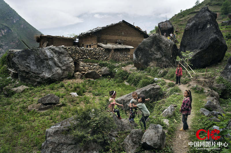 阿土勒爾村，還未入學的孩子在田間玩耍，村裏的一些青壯年外出打工，留下不少留守兒童。
