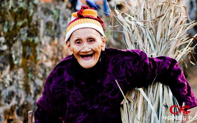 百岁老人的开心事。海南是一个长寿的地方，古老的火山村里随时都有可能遇见这样还在劳作的百岁老人。